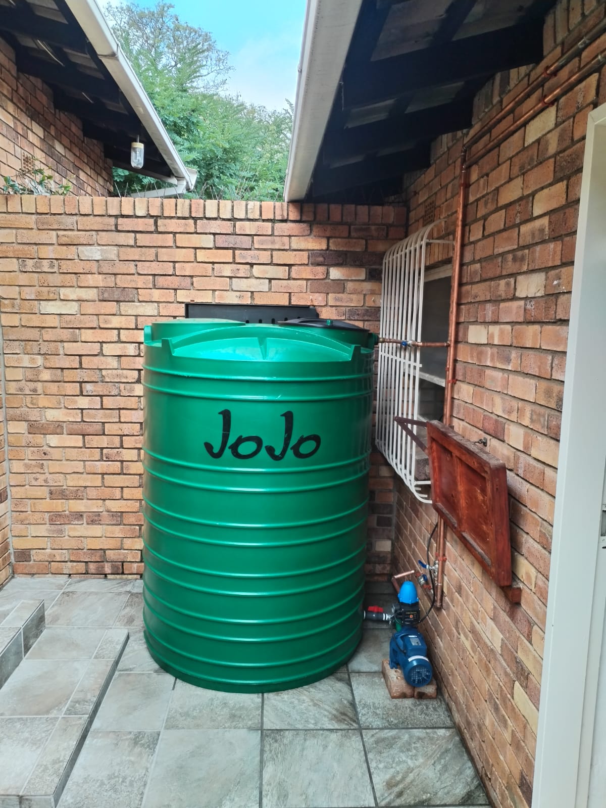 JoJo water tank installed with booster pump and copper pipework